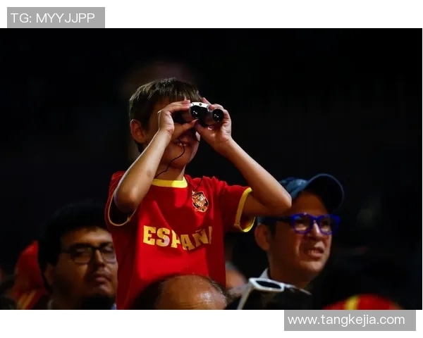 足球明星携手手机自拍分享训练生活精彩瞬间与球迷互动新方式 足球明星携手手机自拍分享训练生活精彩瞬间与球迷互动新方式